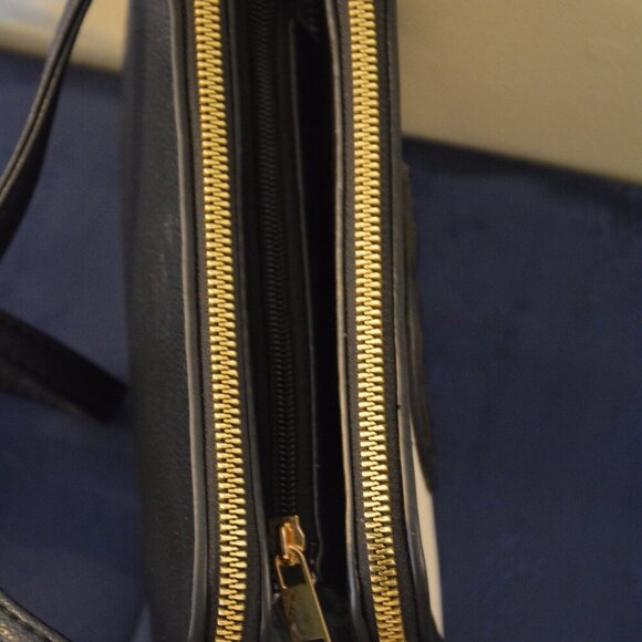 Deluxity Los Angeles Crossbody Vegan 3D Front Emblem Purse NWT - Picture 5 of 8